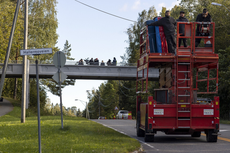 MÅTTE SLUTTE: Her flyttes liften som stod under brua etter pålegg fra politiet. MÅTTE SLUTTE: Her flyttes liften som stod under brua etter pålegg fra politiet.