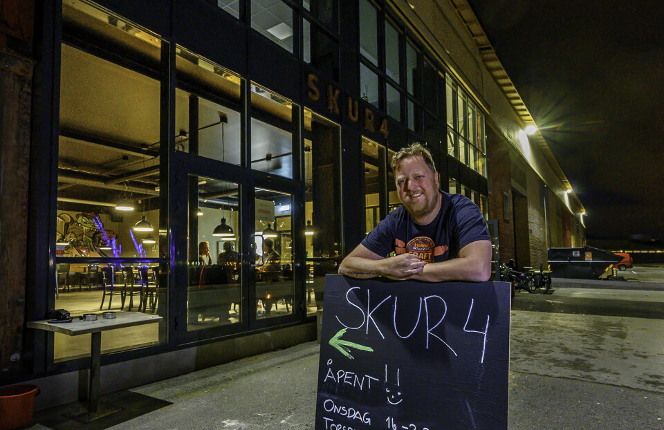PÅ KAIKANTEN: Pubvert Rune Ottersen ønsker velkommen til bryggeripub på kaikanten.