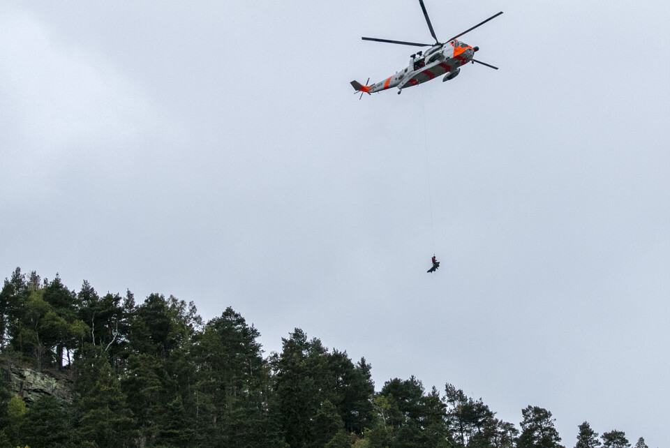 Paraglider-ulykke i Solbergåsen - heist opp av Seaking-helikopter