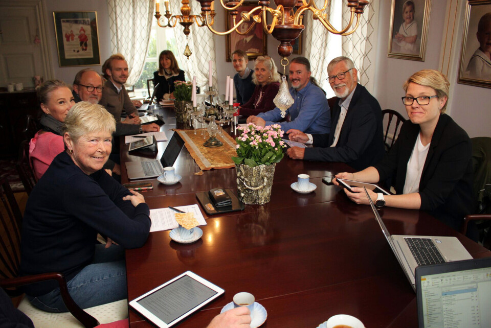 FALCHEGÅRDEN: Den historiske bygningen i Gamle-Hokksund er i dag boligen til familien Fjerdingstad. Her er dagens formannskap samlet for siste gang før det nye konstitueres i oktober.