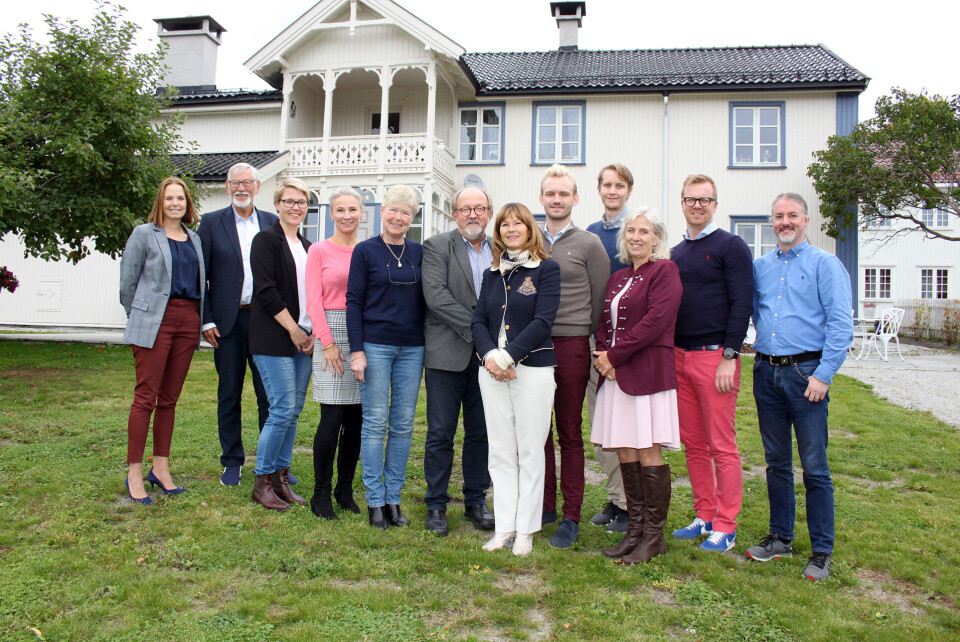 Vemodig, men samtidig et spesielt punktum med litt ekstra pomp og prakt som følge av de historiske rammene. Følelser og omgivelser måtte imidlertid legges til side, da det var en rekke saker som skulle behandles før det nye kommunestyret konstitueres.En sak det har vært spesielt stor interesse for, er Hokksund Barneskoles plassbehov og spørsmålet om modulbygg. Rådmannen mente det skulle kjøpes eller leies et modulbygg på 900 kvm., men flertallet i formannskapet med Høyre og Senterpartiet gikk inn for å anskaffe et modulbygg på 500 kvm. og leie videre av HIL, inntil skolen hadde fått løst sine plassbehov.