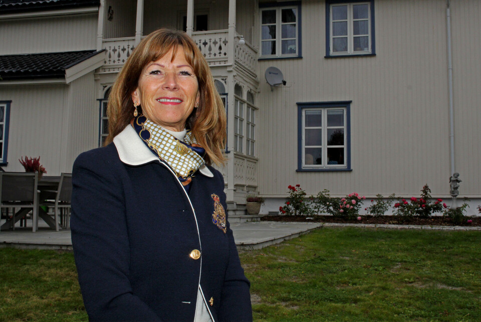 TAKKER FOR SEG: Ordfører Ann Sire Fjerdingstad (60) foran Falchegården, som familien kjøpte i 2017. Den eldste delen av bygningsmassen er fra 1760 og er verneverdig.