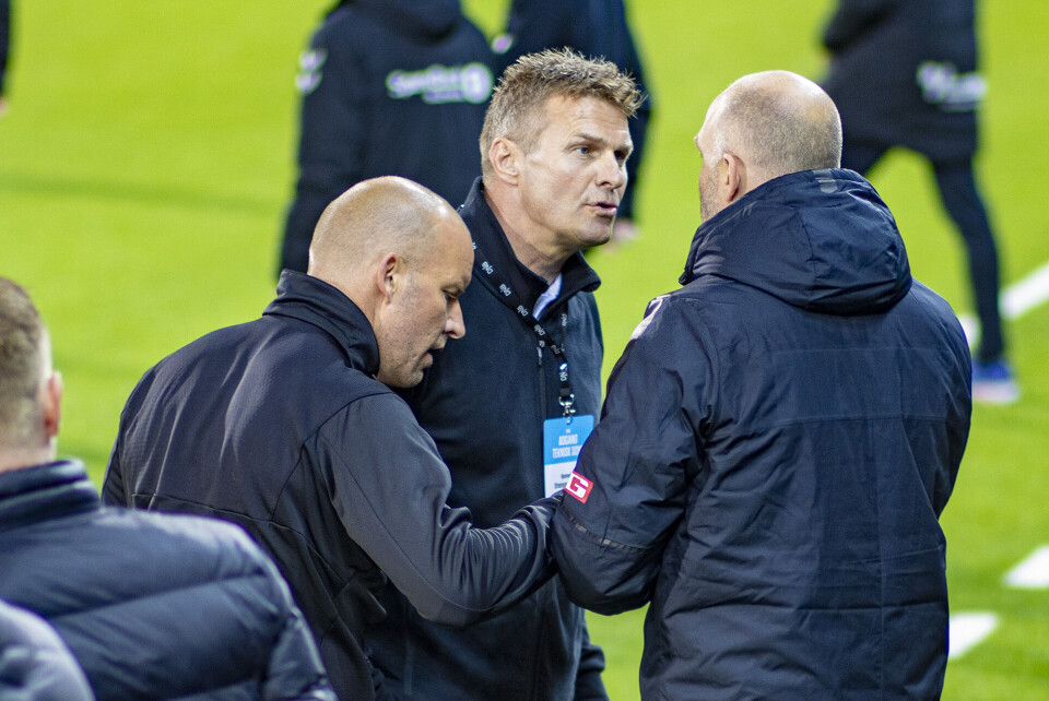 PROTESTERTE: Både sportssjef Jostein Flo og hovedtrener Henrik Pedersen lot 4. dommer Trond Ivar Døvle få høre det etter avgjørelsen som kostet SIF ett poeng.