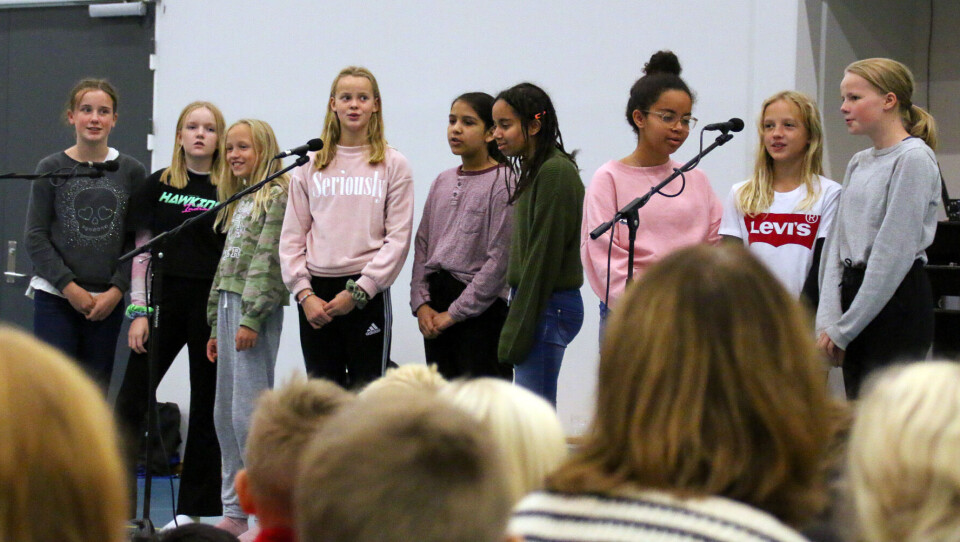 5- og 6-klasse bidro med musikalske innslag under åpningen, hvor elever, FAU, foreldre, samarbeidspartnere og representanter fra kommunen var tilstede.