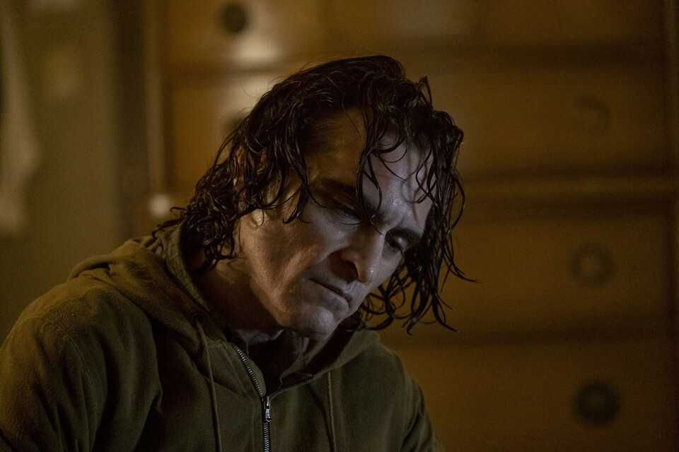 KAMP FOR TILVÆRELSEN: Joker uten sminke, i Joaquin Phoenix skikkelse