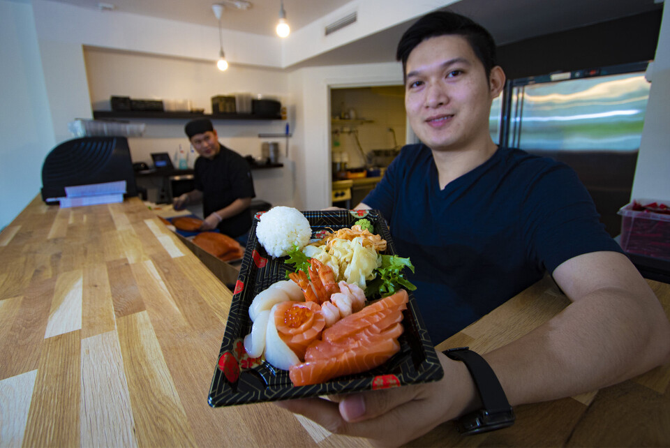 DELIKAT: Duy Quang Ha viser frem en nykomponert «medium sashimi», bestående av laks, kveite, kamskjell, scampi og lakserogn.
