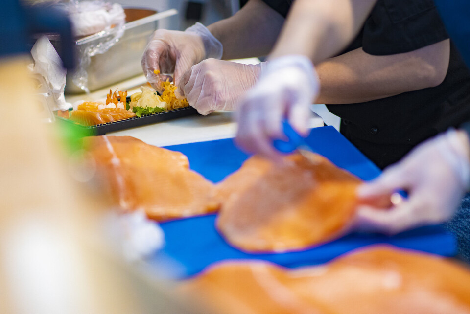 FERSKT: Tilbereding av råvarer er noe som tar tid. Her er man i sving med å gjøre fersk laks klar for sushi.