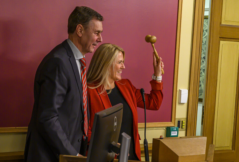 SVINGTE KLUBBA: Nedre Eiker-ordfører og leder av fellesnemda Bent Inge Bye var ordstyrer under konstitueringen. Her prøver å Myrvold-Berg klubba for første gang etter å ha blitt valg inn som ordfører. (FOTO: NILS J. MAUDAL / DRM24)