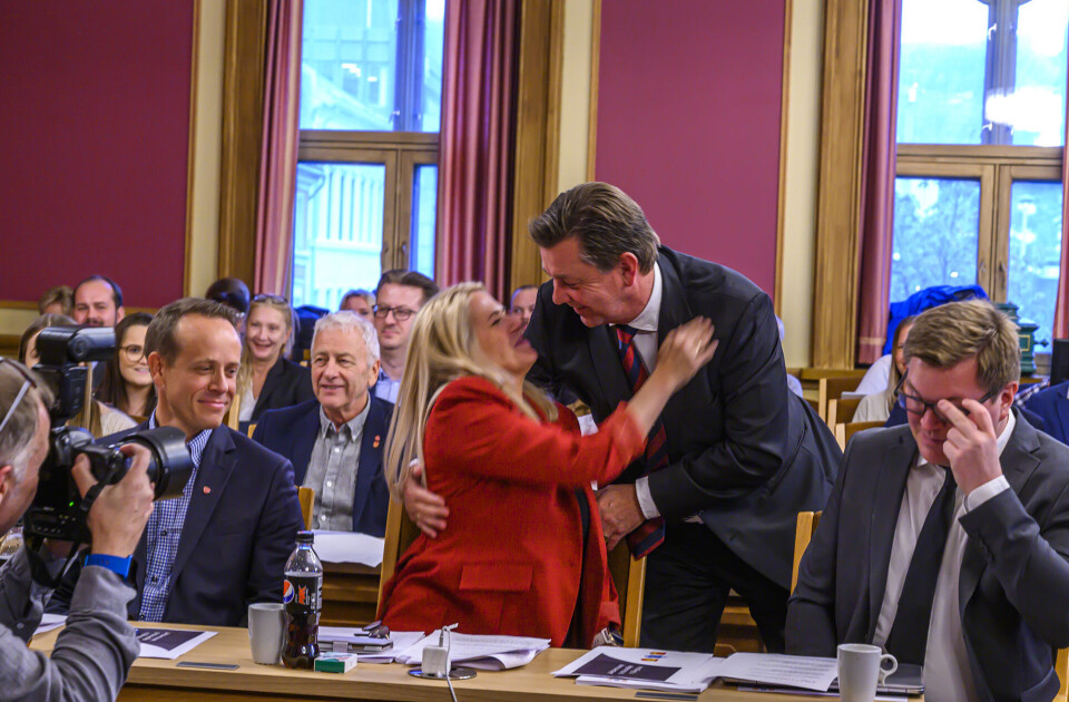 GRATULASJONSKLEM: Høyres ordførerkandidat Fredrik Haaning med gratulasjon da Myrvold Berg ble formelt valgt og klappet inn. (FOTO: NILS J. MAUDAL / DRM24)