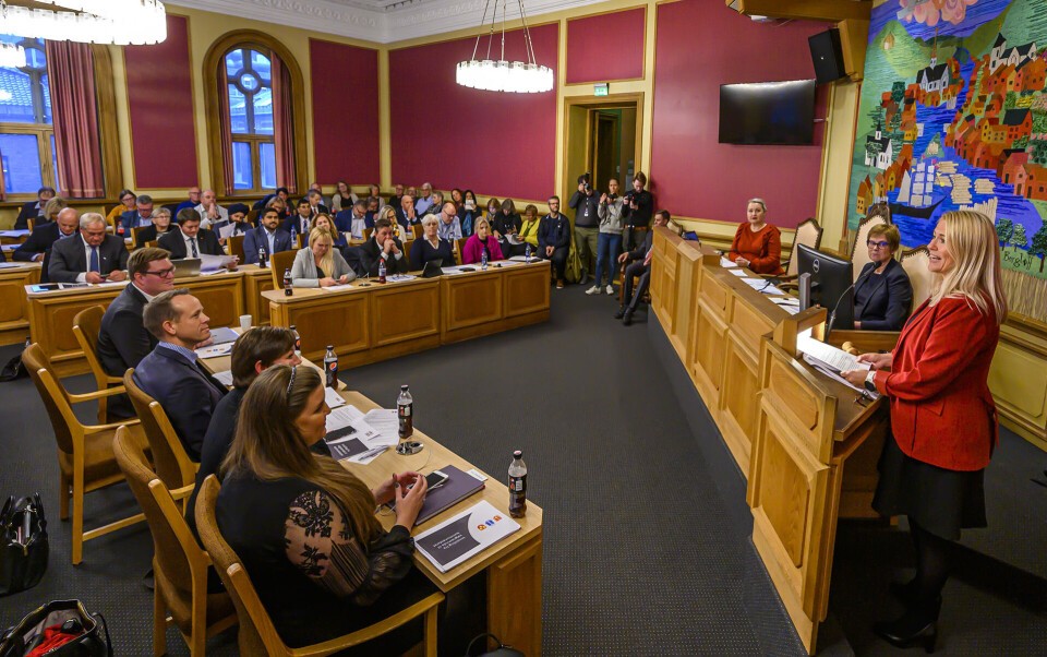 TALTE FOR FØRSTE GANG TIL NYTT KOMMUNESTYRE: Monica Myrvold Berg (Ap) på talerstolen, før hun fikk teste ordførerstolen. (FOTO: NILS J. MAUDAL / DRM24)