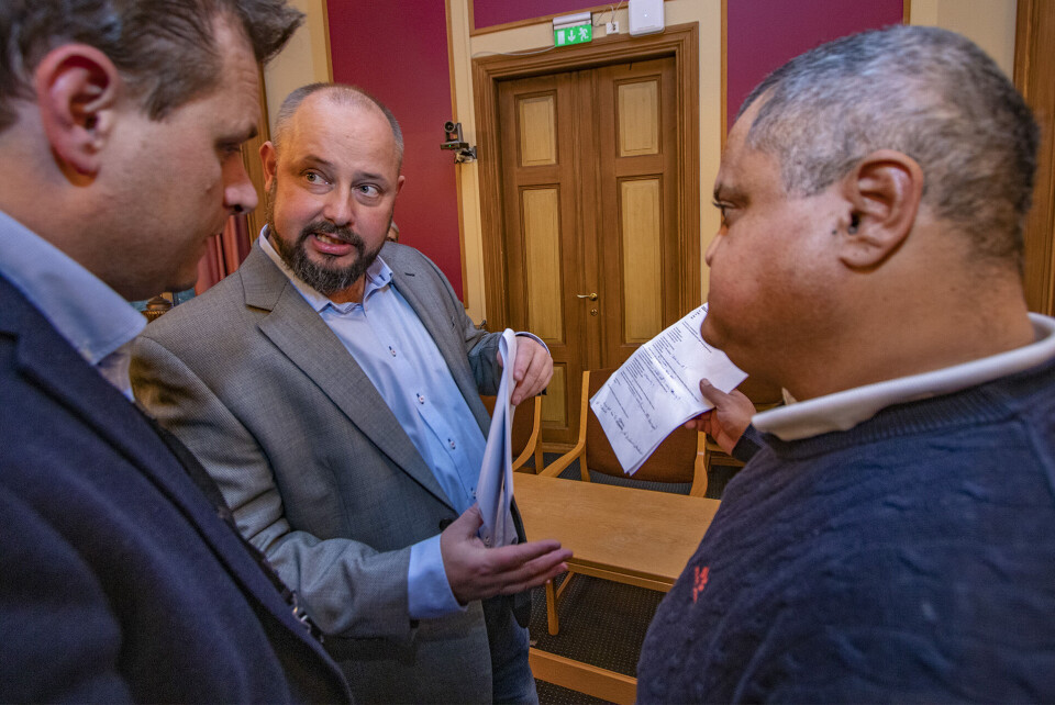 LISTEKRØLL: Noe gikk litt for fort i svingene for bompengelista, som søkte kyndig bistand hos leder av valgsekretariatet, Vegard Hetty Andersen. (FOTO: ALEXANDER JANSEN / DRM24)