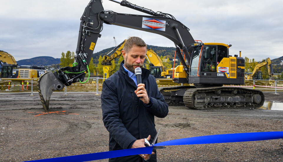 Mandag klippet Høie snoren og markerte byggestart. Spadetaket var byttet med gravemaskin som seg hør og bør i 2019.