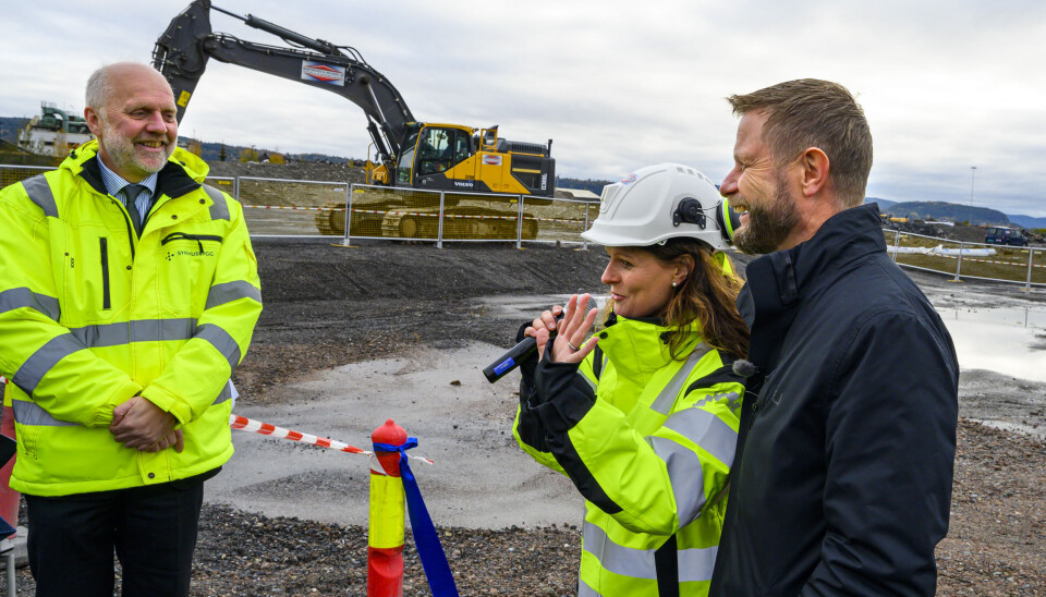 Prosjektdirektør Dag Bøhler i Sykehusbygg (t.v.) overlot scenen til Helseminster Bent Høie og gravemaskinfører/adm, dir Cahrine Loftshus da anleggsstarten ble markert.