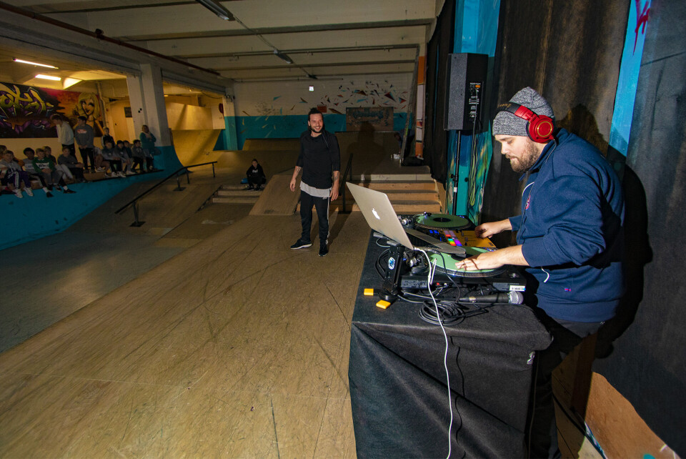 SNURRET PLATER: DJ Roy Christian Andersen sørget for friske beats til breakdance.Etter et 40 minutters rollespill med fokus på de ulike segmentene under gatekunst-paraplyen, får elvene selv utfolde seg fritt i hallen med triksesykler, rollerblades og sparkesykler.