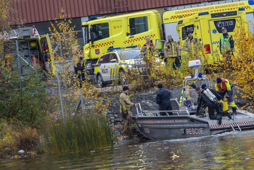 Alle nødetatene rykket derfor ut for å foreta søk i området. Også et helikopter skal ha gjort et overflatesøk. Redningsdykkere har imidlertid søkt i hele det aktuelle området i Bragernesløpet mellom Holmen og Brakerøya, uten resultat.