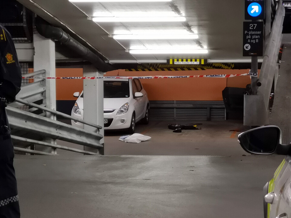 Mann knivdrept i parkeringsgarasje i Drammen sentrum