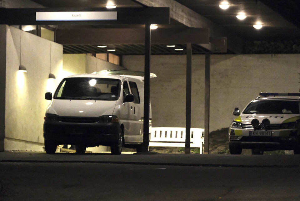 OBDUSERT: Her blir den avdøde mannen fraktet inn på patalogisk avdeling ved Drammen sykehus kort tid etter han ble konstatert død. (FOTO: JOAKIM FJELDLI / DRM24)