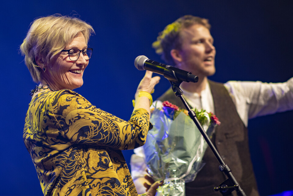KULTURFEST: Kultursjef Tone Ulltveit-Moe gir slampoet Fredrik Høyer blomster for vel blåst konferansier-jobb.