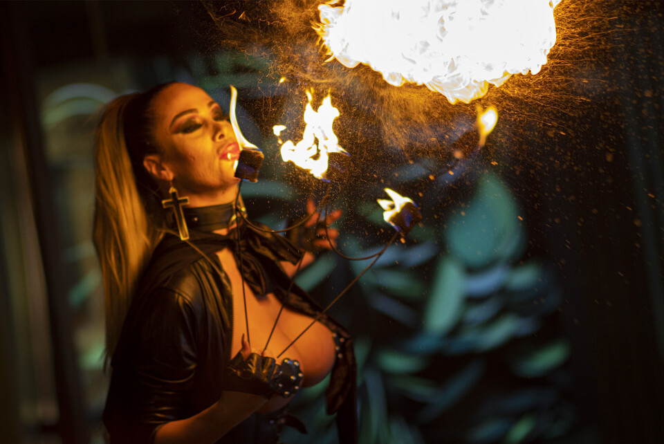 FLAMMENDE GATESHOW: Underholdning utenom det vanlige.
