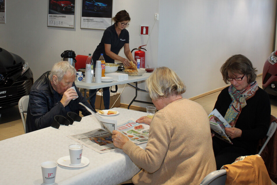 Gerd Strand holder både kaffetrakter og vaffeljernet i gang slik at alle som venter på at bilden skal bli skodd for vinteren, er fornøyde.