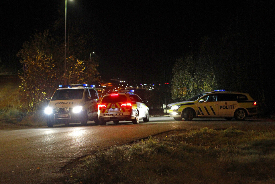 SØK: Flere politipatruljer med hunder søkte i området etter de to etterlyste.