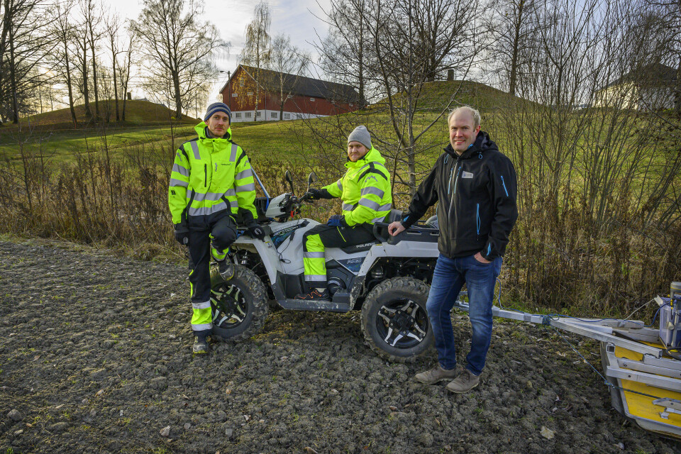 Teamleder Tobias Jokisch (fv.) fra Terratec, operatør Ole Jørgen Halle og Håvard Hoftun og fylkesarkeolog Håvard Hoftun er spent på hva gravhaugene og jordene rundt Huseby gjemmer av fortidssminner.