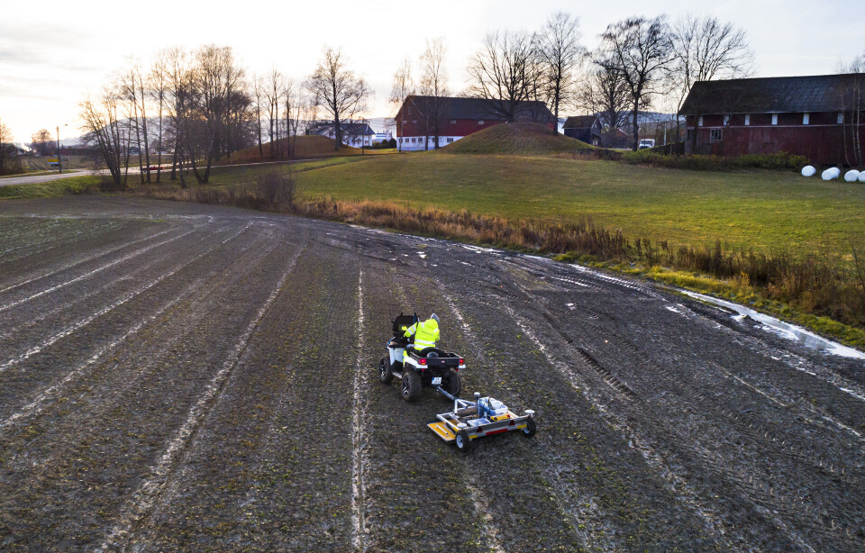 Jordene rundt Huseby-haugene kan også skjule mange skatter fra en svunnen tid, og de inngår i undersøkelsen.
