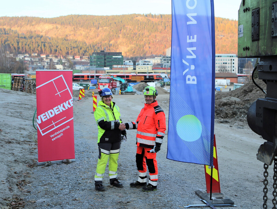 BYGGER LØSEMASSETUNNEL: Fungerende utbyggingsdirektør i Bane NOR Stine Undrum og konserndirektør i Veidekke Anlegg Øivind Larsen signerte onsdag avtalen på anleggsområdet ved Sundhaugen i Drammen.