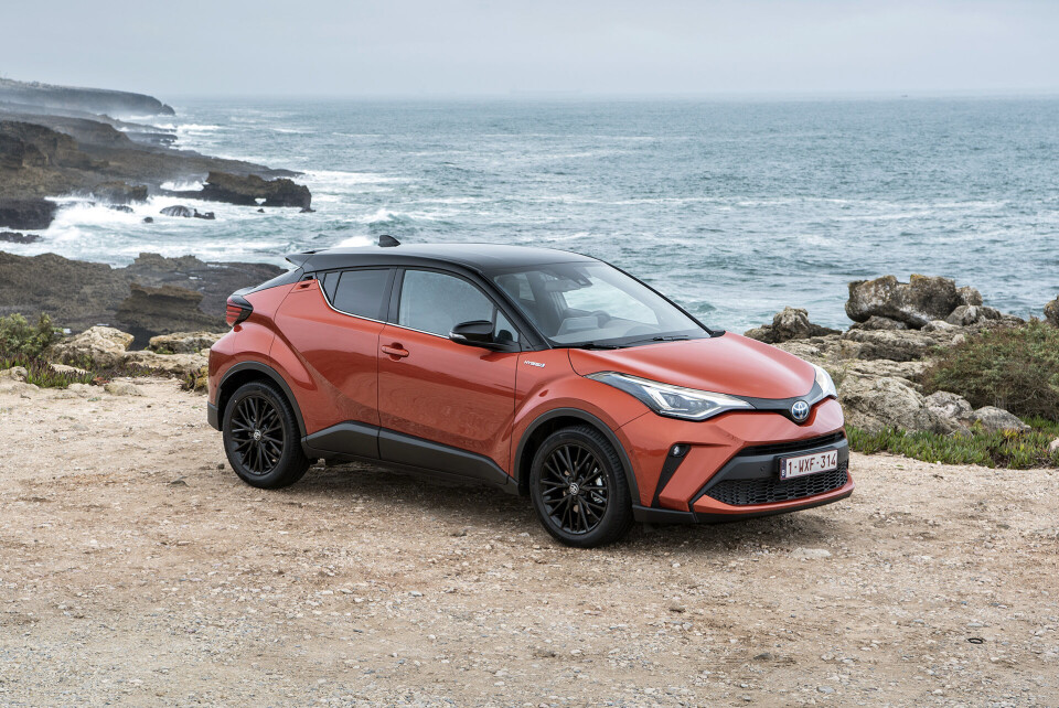 Toyota holder fortsatt god fart på salget med sine hybridmodeller. Dette er C-HR, som i oktober var på 12. plass på modellstatistikken, og som nå kommer i fornyet utgave med en ny 2,0 liter drivlinje med 184 hk for de som vil ha litt ekstra.
