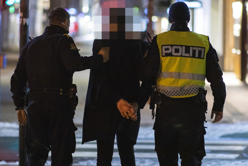 TIL ARRESTEN: En penkledd ung mann endte byturen i politiets varetekt.