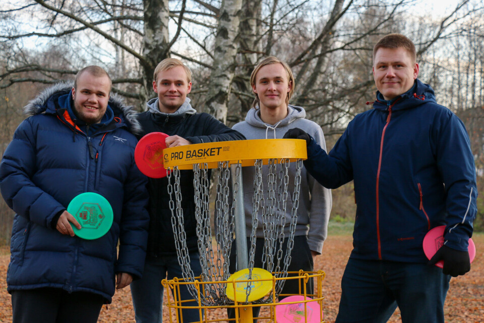 Frisbeegolf-banen på Marienlyst i Drammen kom for tre år siden og blir mye brukt, spesielt av disse karene. F.v Reidar Finnerud, Alexander Eliassen, Benjamin Eliassen og Hans-Marius Meland.