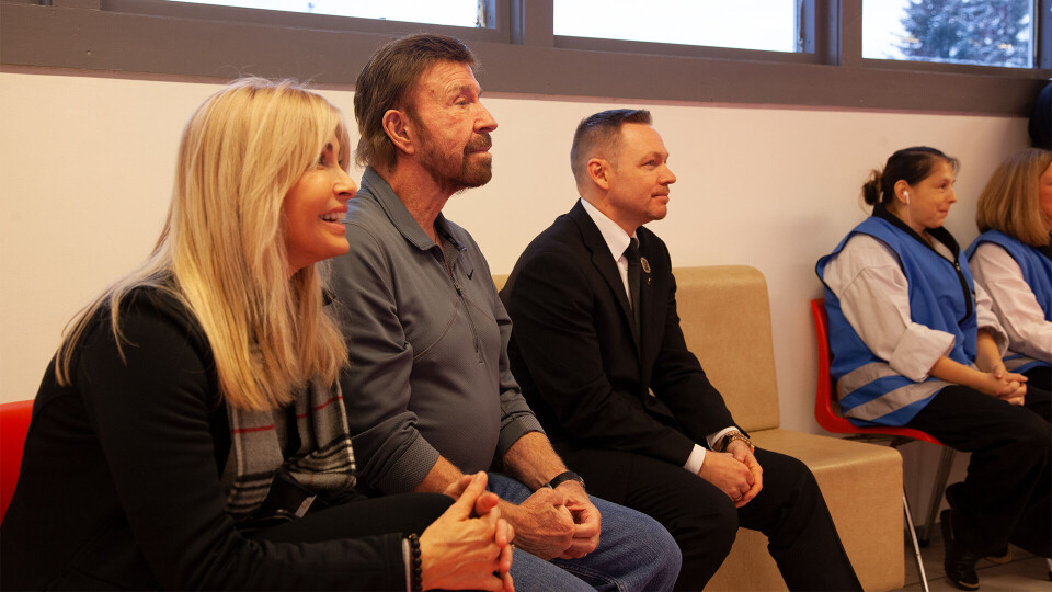 STORFINT BESØK: Chuck Norris (i midten) med kona Gena O`Kelly Norris og Kenneth Fjeld (til høyre).