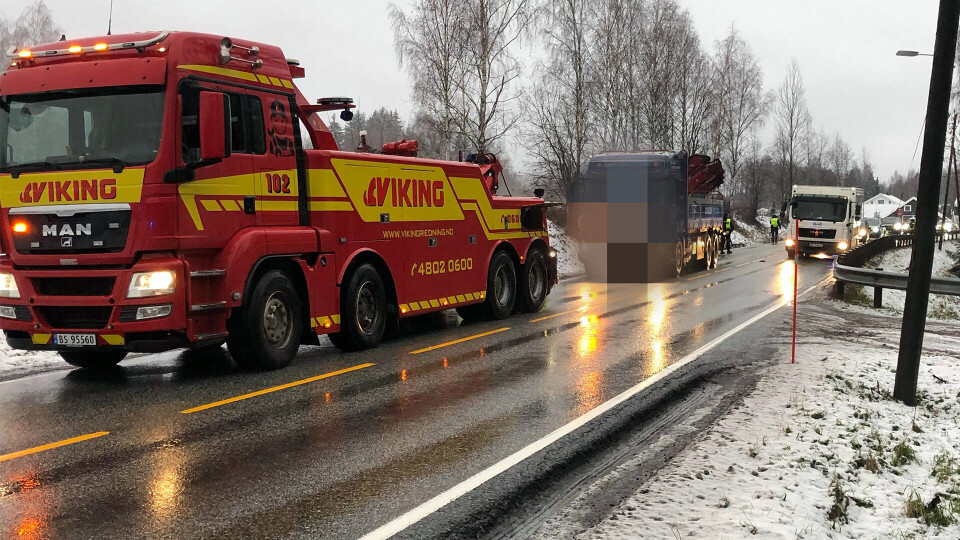 Lastebil av veien i Spikkestad-bakkene - skapte kaos