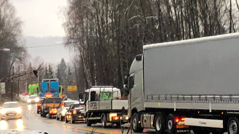 Ved 14.30-tiden var tungbilberger på plass, og hadde fått lastebilen opp av grøfta. Veien var da sperret i begge retninger før den ble gjenåpnet noe senere.