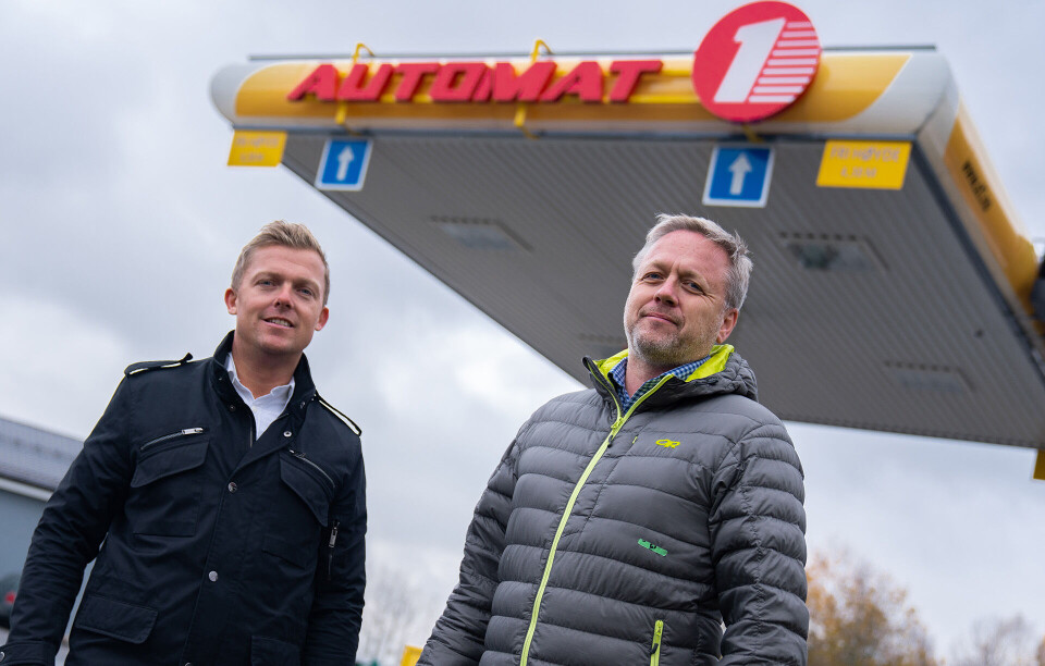 AUTOMAT 1-DUO: Direktør for stasjonsdrift i Automat 1, Henning Aarsand(t.v.) og administrerende direktør Kjell Hugo Aasland må se langt etter mer bensinstasjonsdrift på Rundtom i Drammen der driften nå legges ned fra og med 30. november på tross av svært god drift. Stasjonen på Brakerøya opprettholdes imidlertid, og nå jakter Automat 1-duoen på nye stasjoner og egnede tomter på hele Østlandet. (Foto: Automat 1)