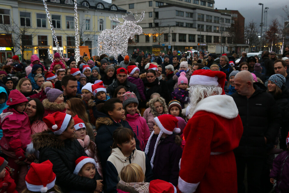 NISSEFAR: Her får barna utdelt julegodt.