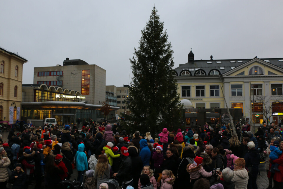 Vokalgruppen DIS bidro med sang og god stemning under julegodt-utdelingen.