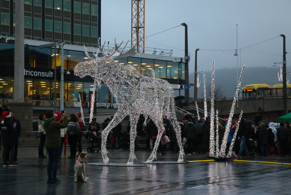 Også figurene på torget har nå tente lys.