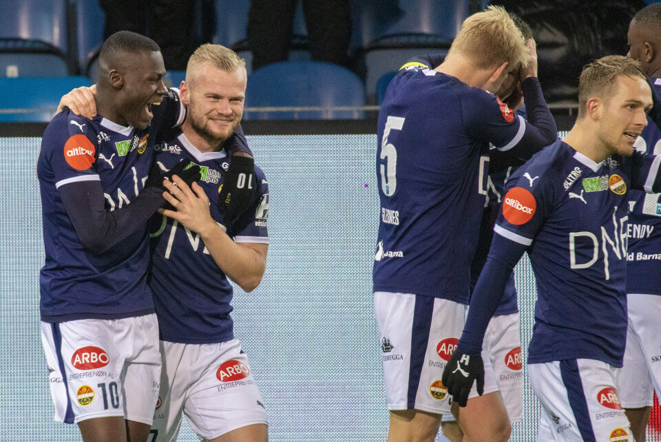 - I dag var vi sinnsykt effektive. Og vi spiller en voksen andre omgang. Å spille så flott fotball i en kamp som betyr så mye. Jeg er en stolt trener, sa Henrik Pedersen, som tok runden rundt hele stadion for å takke fansen.