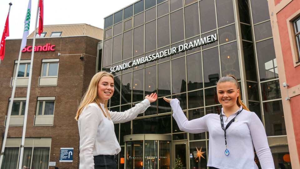 LÆRERIK PRAKSISDAG: F.v. Elin Martine Mehren (17) og Marte Klemetsdal Solberg (17) fulgte hotelldirektøren hos Scandic Ambassadeur en hel dag.