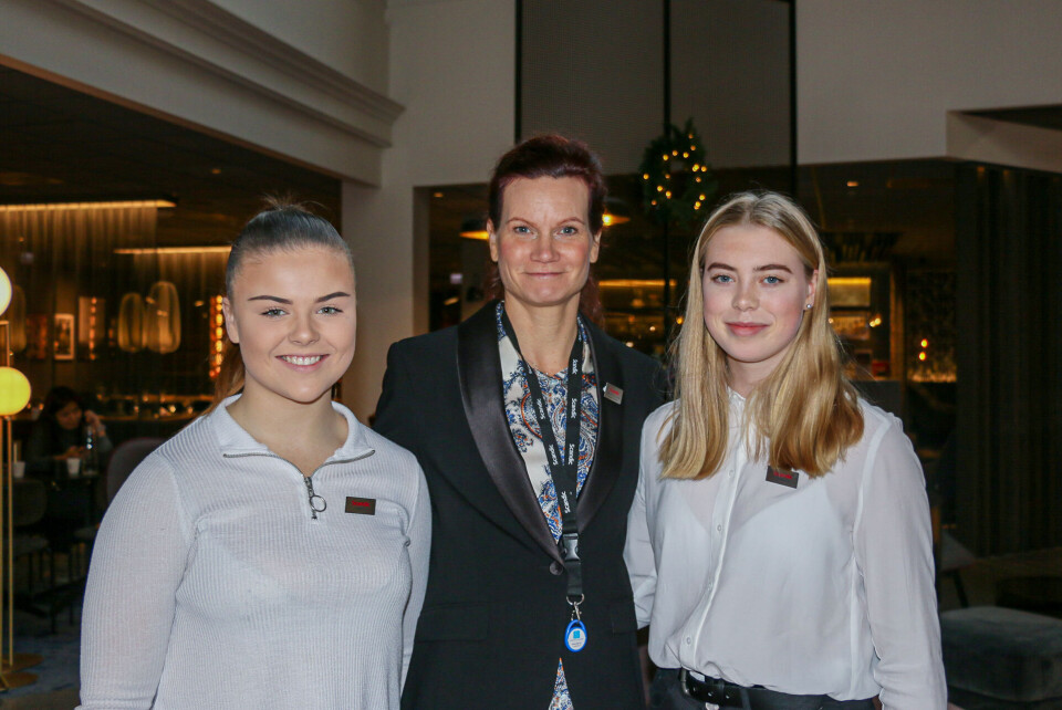 FIKK ET INNBLIKK I DET MESTE: F.v Marte Klemetsdal Solberg, hotelldirektør Johanna Skjelsbek og Elin Martine Mehren fikk ting gjort under praksisdagen. - Noe av det er selvsagt konfidensielt, smiler hotelldirektøren.
