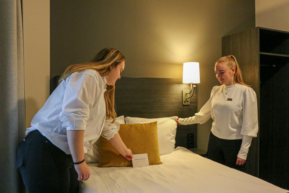 F.v. Åse Rybe (17) og Silje Lie Lantz (18) var tirsdag ansvarlige for rene og ryddige rom på AmbassadeurMarianne Garmann Dahle underviser elevene i økonomi. Hun forteller at lærerne har blitt med på praksisdagen for å se hvordan de kan bruke erfaringene fra hotelldriften inn i undervisningen.