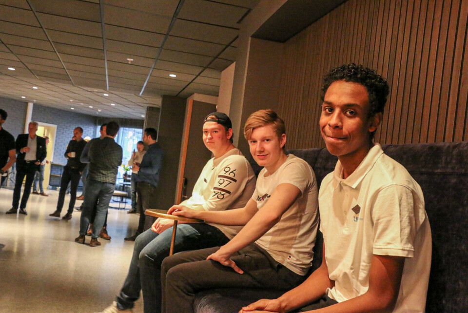 F.v Martin Borgen (16), Emil Andre Dybvik (17) og Adriano Ciza (17) fikk alt ansvaret under konferansen som ble holdt på hotellet. Alt fra rigging av stoler, henting av mat og påfyll av kaffe sto guttene for.