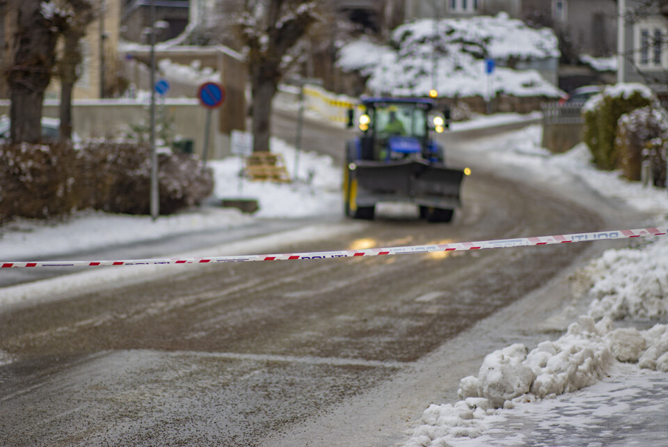 Etter hva DRM24 erfarer er det store utfordringer på sideveiene i distriktet. Spesielt bakkene i åssidene på begge sider av Drammen sentrum er det mange biler som må melde pass. - Det står biler på kryss og tvers overalt hvor det er bakker, opplyser politiet til DRM24.Flere biler står fast blant annet i området ved Danvik Folkehøgskole. I Gjetergata har flere biler kjørt ut, og politiet har sperret av hele gata for å forhindre ulykker.- Det er speilblankt og bratt der, flere biler hadde kjørt ut, men ingen personer ble skadet, opplyser politiet.GJETERGATA: Ble sperret av politiet etter at flere biler seilte nedover uten kontroll.Også på Verven på Rundtom har flere biler kolliert. Det samme er tilfellet på Åskollen. Så langt er det ikke rapportert om personskader noen av stedene.Drammen kommune opplyser at de er ute og strør/salter med alt tilgjengelig mannskap.DANVIK: Flere biler har sklidd og kommer seg verken opp eller ned i bakkene rundt Danvik Folkehøyskole.