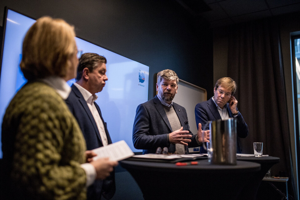 – Konkurransesituasjonen for kollektiv mot bil i Drammen er vanskelig. Medregnet ventetid og pris er det regnet på at en kollektivreise koster 88 kroner mot bilens 29 kroner. Da er det vanskelig for oss å konkurrere mot bilen, sa Sundfjord på Byfrokosten.Fredrik A Haaning (Høyre), varaordfører Ståle Sørensen (MDG) og Terje Sundfjord (Brakar) møttes til debatt på COWIs Byfrokost.
