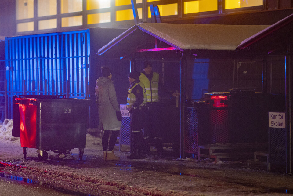 Brann i søppelcontainer ved Fjell skole
