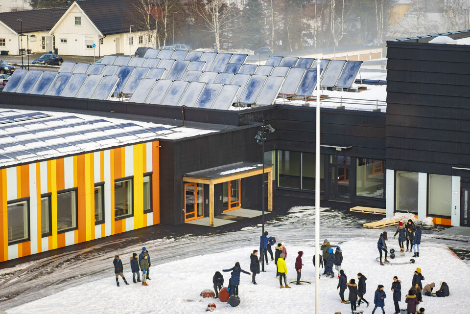 Neste sommer rives også gamle Fjellhagen barnehage, som flytter inn i det gamle Bydelshuset. På rivetomta vegg-i-vegg med Arena Fjell kommer byens nye torg, som skal stå ferdig neste høst og blir det naturlige midtpunktet og møteplassen i bydelen.