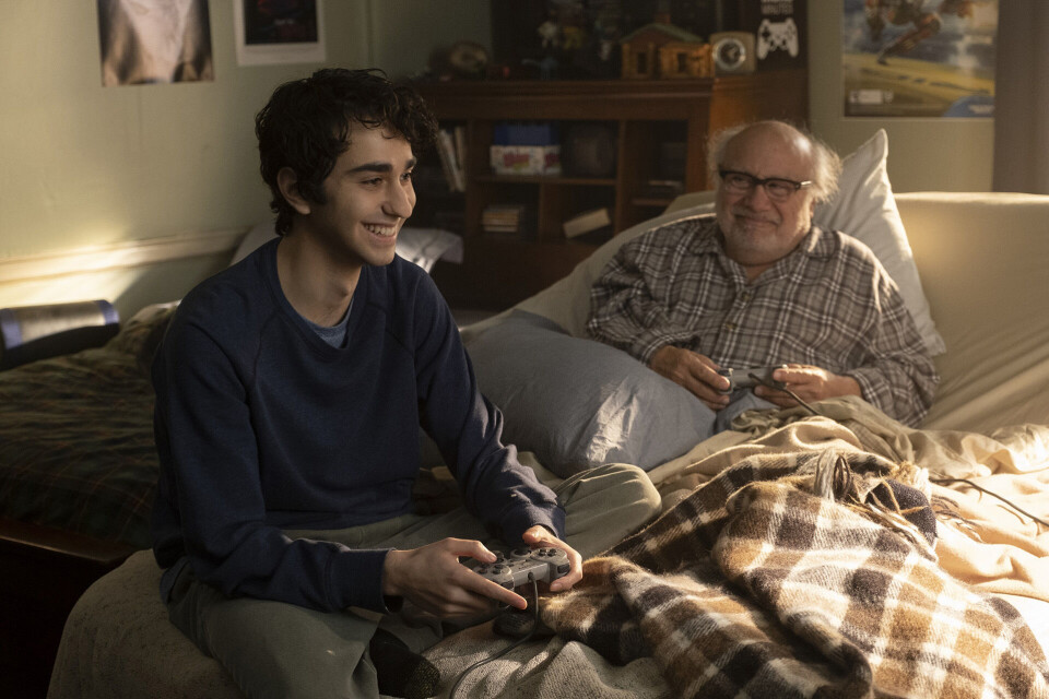 Alex Wolff (Hereditary) spiller Young Spencer som har en «spillkveld» med sin bestefar, spilt av Danny DeVito.