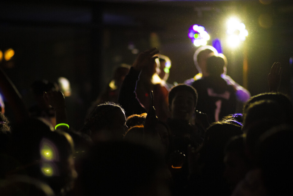 Og hva er vel bedre enn å innvie de nye lokalene til ungdomsklubben Neon med en mini-festival. Lokale navn som Chvnge, Ydel og Adam åpnet kvelden med hiphop-konsert, før det var duket for Neon-party med glowsticks og DJ. Så populær skulle eventen bli, at arrangørene måtte stenge dørene etter at 150 ungdommer hadde sluppet inn. I tillegg til lokale ungdommmer fra Galterud ungdomsskole kom det også en del fra resten av distriktet, til tross for at arrangementet ikke var forhåndsannonsert utover jungeltelegrafen. Og hva er vel bedre enn å innvie de nye lokalene til ungdomsklubben Neon med en mini-festival. Lokale navn som Chvnge, Ydel og Adam åpnet kvelden med hiphop-konsert, før det var duket for Neon-party med glowsticks og DJ. Så populær skulle eventen bli, at arrangørene måtte stenge dørene etter at 150 ungdommer hadde sluppet inn. I tillegg til lokale ungdommmer fra Galterud ungdomsskole kom det også en del fra resten av distriktet, til tross for at arrangementet ikke var forhåndsannonsert utover jungeltelegrafen.