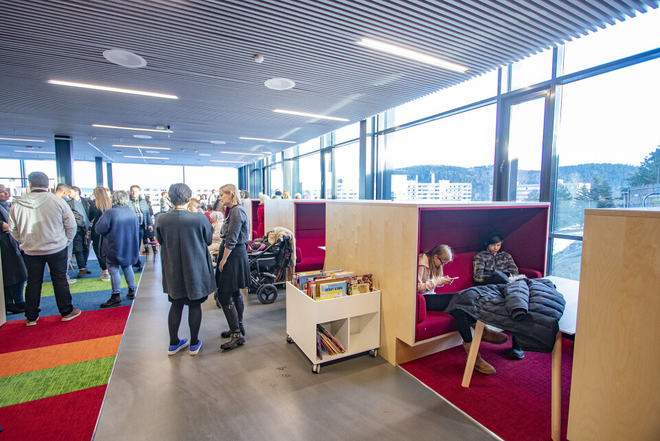 BIBLIOTEKET: Fra åpningen fredag.- Neon fritidsklubb har store, nye flotte lokaler hvor det også vil bli videreført aktiviteter som matservering og matlaging, film og fotokurs, håndarbeid og Playstation-rom. Men i nytt bygg har vi også fått en sal hvor det ligger til rette for trening og dans, yoga eller andre aktiviteter, forteller prosjektlederen.